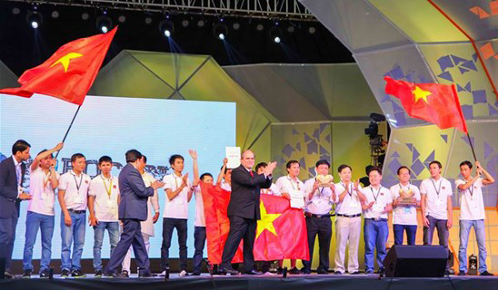 Nhận cúp vô địch Robocon Châu Á Thái Bình Dương 2014