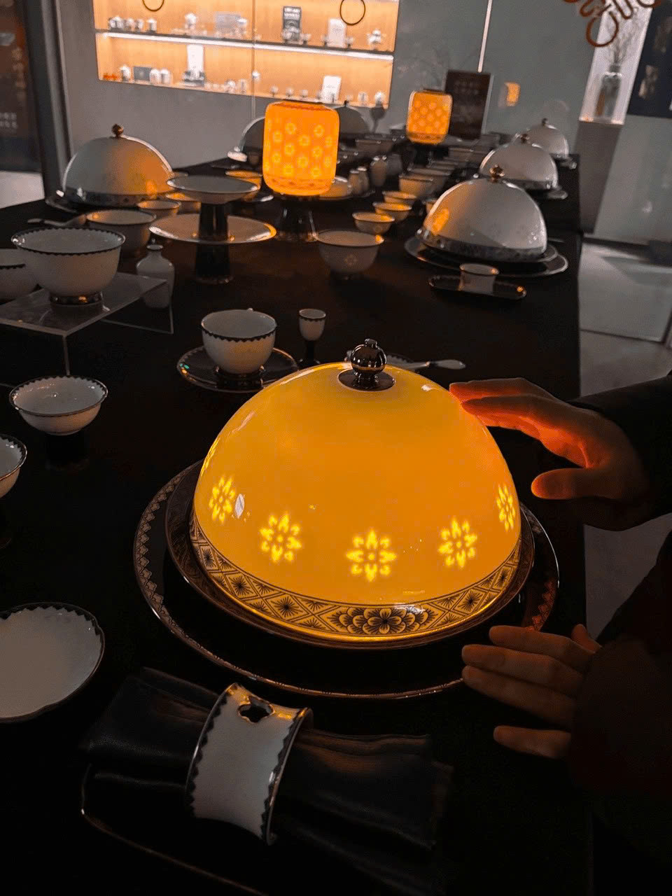 Không chỉ là vật dụng trên bàn ăn, những bộ "dining set" gốm sứ cao cấp với thiết kế tinh xảo, điểm xuyết chi tiết mạ vàng sang trọng chính là tuyên ngôn về gu thẩm mỹ và phong cách sống hiện đại
