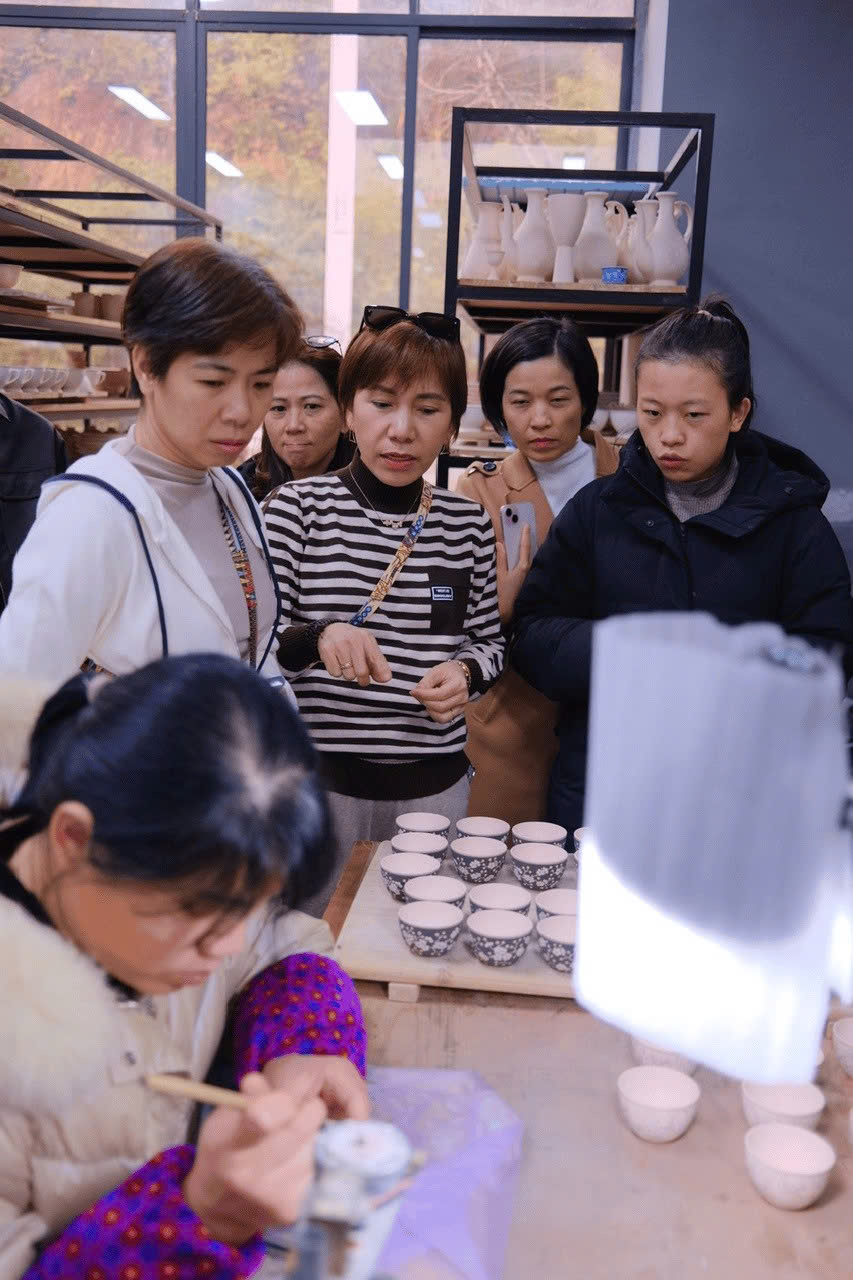 Tận mắt chứng kiến sự tỉ mỉ trong từng nét vẽ tại xưởng gốm. Nơi đây, thế hệ sinh viên mỹ thuật trẻ không chỉ "giữ lửa" kỹ thuật truyền thống mà còn thổi hồn thiết kế hiện đại vào những sản phẩm tinh tế, sẵn sàng chinh phục thị trường