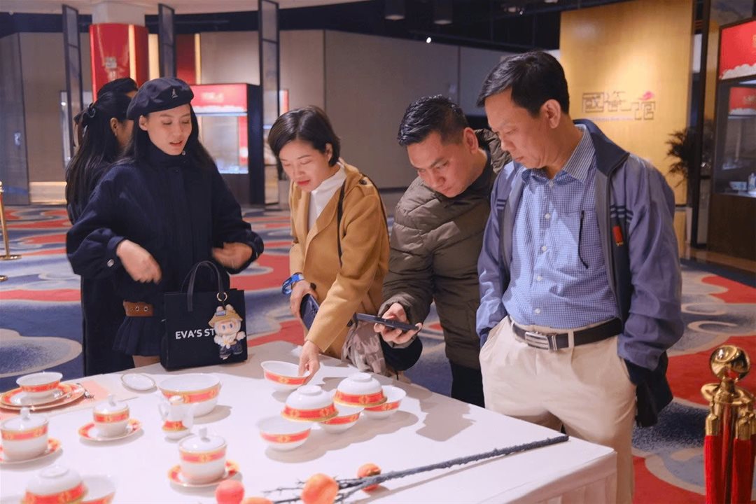 Khám phá các bộ đồ ăn gốm sứ Giang Tây hiện đại, được đổi mới thiết kế để không chỉ phục vụ nhu cầu sử dụng mà còn làm đẹp không gian sống và thể hiện phong cách cá nhân.