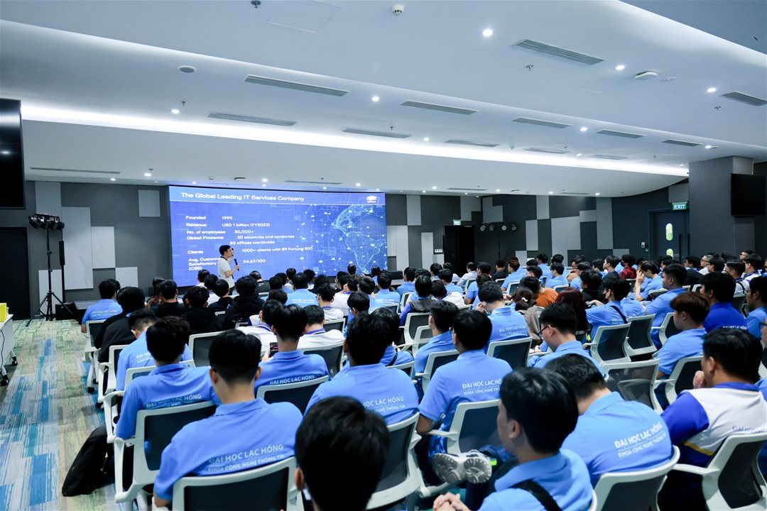 Từ một cậu công nhân đến đại xứ Google Student Ambassador: hành trình không bỏ cuộc của sinh viên LHU  Trong kỷ nguyên công nghệ số, những chương trình của các tập đoàn công nghệ toàn cầu như Google luôn được xem là “sân chơi khó”. Không chỉ bởi tiêu chuẩn tuyển chọn khắt khe, mà còn bởi đó là nơi quy tụ những sinh viên có năng lực công nghệ nổi bật, tư duy sáng tạo và khả năng lan tỏa tri thức trong cộng đồng.  Chương trình Google Student Ambassador là mạng lưới đại sứ sinh viên toàn cầu do Google xây dựng nhằm kết nối những bạn trẻ có năng lực công nghệ, đặc biệt trong các lĩnh vực như trí tuệ nhân tạo (AI), phát triển phần mềm và các nền tảng công nghệ mới. Đây là chương trình có tiêu chuẩn tuyển chọn rất cao, nơi quy tụ những sinh viên vừa có năng lực chuyên môn, vừa có khả năng dẫn dắt và lan tỏa tri thức trong cộng đồng.  Trần Văn Hội - SV Ngành Trí tuệ nhân tạo gương mặt đại sứ Google Student Ambassador 2026  Tỷ lệ cạnh tranh khắt khe: 7.000 ứng viên chọn 600 đại sứ  Theo thống kê từ chương trình, trong năm tuyển chọn 2026 có hơn 7.000 ứng viên đăng ký, nhưng chỉ 600 sinh viên trúng tuyển trên toàn cầu. Điều đó đồng nghĩa với việc tỷ lệ cạnh tranh rất cao và quá trình đánh giá được thực hiện qua nhiều vòng nghiêm ngặt, từ năng lực chuyên môn, khả năng lãnh đạo cộng đồng cho đến tiềm năng phát triển các hoạt động công nghệ trong môi trường đại học.  Theo Trần Hội chia sẻ về quá trình tuyển chọn của Google: “Để trở thành Google Student Ambassador, em phải trải qua một quy trình tuyển chọn khá khắt khe. Trước hết là chuẩn bị Portfolio, trong đó thể hiện rõ những dự án công nghệ từng thực hiện, vai trò của bản thân và giá trị thực tế mang lại. Sau đó là thử thách thực hành, yêu cầu tụi em trực tiếp sử dụng AI (cụ thể là Google Gemini) để giải quyết các bài toán do chương trình đưa ra. Vòng này không chỉ kiểm tra kiến thức, mà còn đánh giá tư duy, khả năng ứng dụng và cách mình tiếp cận vấn đề. Đến vòng Phỏng vấn/Đánh giá trực tuyến mức độ thử thách còn cao hơn khi ứng viên phải trả lời trực tiếp các câu hỏi do đội ngũ Google đưa ra. Những câu hỏi này nhằm kiểm tra khả năng tư duy, lập luận, cũng như cách ứng viên nhìn nhận và triển khai các hoạt động công nghệ trong cộng đồng sinh viên. ”  Quyền lợi khi trở thành đại sứ Google Student Ambassador 2026 Hành trình chinh phục từ đam mê công nghệ Trước đây, Hội từng thi đậu một trường đại học ở Hà Nội. Tuy nhiên, vì hoàn cảnh gia đình lúc đó chưa cho phép, em đành gác lại giấc mơ giảng đường và lựa chọn đi làm công nhân trong một xưởng sản xuất. Ba năm trôi qua trong những ca làm kéo dài, công việc nặng nhọc nhưng đều đặn. Hội chia sẻ: “Có những buổi tan ca muộn, bữa tối của em chỉ là một bát mì ăn vội. Chính lúc đó em tự hỏi: nếu cứ tiếp tục như vậy, 5 - 10 năm nữa cuộc sống của mình sẽ ra sao.” Câu hỏi giản dị ấy đã khiến Hội quyết định quay lại con đường học tập. Khi đứng trước lựa chọn bắt đầu lại từ đâu, Hội đã chọn Trường Đại học Lạc Hồng để gửi gắm bốn năm thanh xuân của mình. Với môi trường học tập năng động, định hướng đào tạo gắn với công nghệ và danh tiếng trong các sân chơi kỹ thuật - công nghệ, LHU trở thành nơi để Hội bắt đầu lại hành trình theo đuổi đam mê mà trước đây em từng phải gác lại. Trường Đại học Lạc Hồng - môi trường nuôi dưỡng tài năng công nghệ  Trong những năm gần đây, Khoa Công nghệ thông tin - Trường Đại học Lạc Hồng đang dần trở thành một trong những môi trường đào tạo năng động dành cho những sinh viên đam mê công nghệ. Tại đây, sinh viên được tiếp cận các lĩnh vực công nghệ mũi nhọn như trí tuệ nhân tạo, lập trình phần mềm, khoa học dữ liệu và các xu hướng công nghệ mới của kỷ nguyên chuyển đổi số.  Điểm đáng chú ý trong môi trường học tập tại LHU là sự kết hợp chặt chẽ giữa học thuật và thực hành. Sinh viên không chỉ học lý thuyết trên giảng đường mà còn tham gia các dự án công nghệ, các cuộc thi lập trình, robot và AI trong nước cũng như quốc tế. Bên cạnh đó, nhà trường còn mở rộng hợp tác với doanh nghiệp công nghệ, tạo điều kiện để sinh viên tiếp cận với những yêu cầu thực tế của ngành nghề ngay từ khi còn ngồi trên ghế giảng đường.   Sinh viên trải nghiệm và học tập tại các tập đoàn hàng đầu tại Việt Nam Hệ thống phòng thí nghiệm, không gian sáng tạo và các hoạt động học thuật tại LHU đang từng bước hình thành một hệ sinh thái học tập nơi sinh viên được khuyến khích thử nghiệm, nghiên cứu và phát triển ý tưởng. Trong môi trường đó, giảng viên không chỉ đóng vai trò truyền đạt kiến thức, mà còn là những người đồng hành, truyền cảm hứng và định hướng cho sinh viên trên hành trình khám phá công nghệ. LHU “bệ phóng cho những chuyến bay” tạo nên những bước tiến toàn cầu Với định hướng gắn kết giữa học thuật, thực hành và đổi mới sáng tạo, LHU đang từng bước xây dựng một hệ sinh thái học tập nơi sinh viên được khuyến khích thử nghiệm ý tưởng, tham gia các dự án công nghệ và tiếp cận với những xu hướng mới của thế giới. Trong môi trường ấy, sinh viên không chỉ học để tốt nghiệp, mà được trang bị năng lực để tự tin hội nhập vào cộng đồng công nghệ toàn cầu.  Sinh viên LHU tham gia các chương trình học thuật quốc tế  Từ những nền tảng đó, LHU đang trở thành “bệ phóng cho những chuyến bay” của sinh viên Việt Nam trên hành trình chinh phục tri thức và công nghệ. Những thành tích như Google Student Ambassador 2026 cho thấy khi được học tập trong một môi trường khuyến khích sáng tạo, nghiên cứu và trải nghiệm thực tiễn, sinh viên hoàn toàn có thể bước ra những sân chơi lớn của thế giới. Và có lẽ, từ những hạt giống như vậy, những câu chuyện “sinh viên LHU bước ra thế giới” sẽ không còn là điều hiếm gặp, mà sẽ dần trở thành hành trình quen thuộc trong môi trường đại học hiện đại.