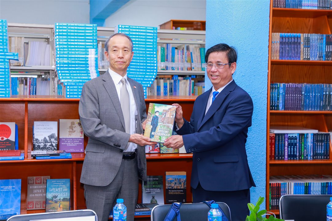 LHU nhận sách từ Tổng Lãnh sự quán Nhật Bản tại TP.HCM 